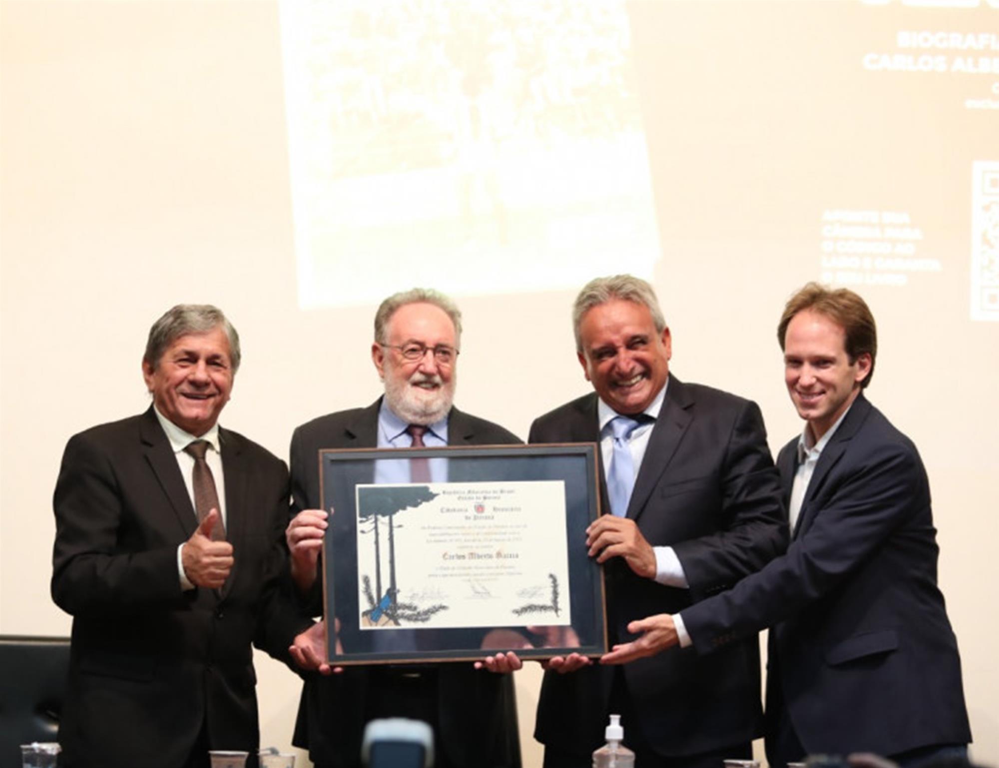Ídolo do Londrina, Carlos Alberto Garcia recebe título de Cidadão Honorário do Paraná